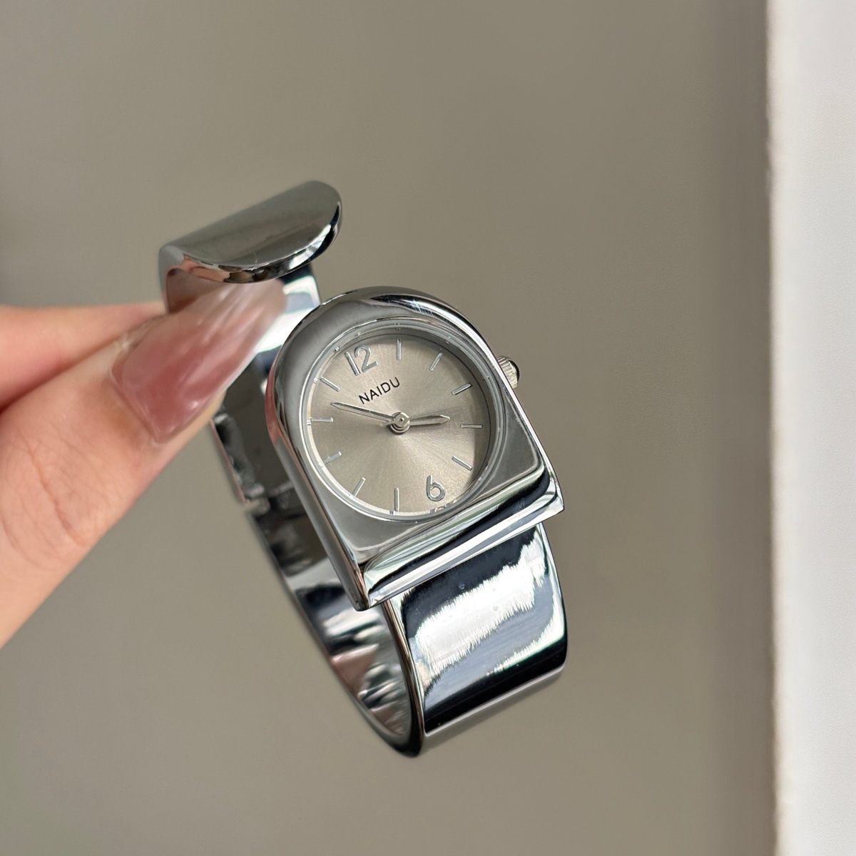 ساعة يد ذهبية جديدة 2026 للنسا - مراجعة Luxury Watch Level وسعره