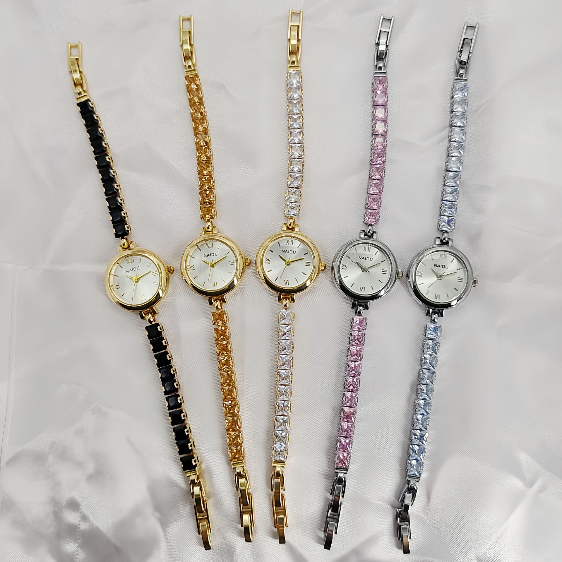 ساعة سوار مرصعة بالألماس على ا - مراجعة Luxury Watch Level وسعره