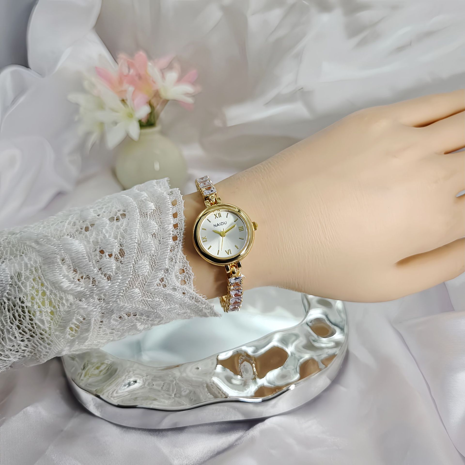 ساعة سوار مرصعة بالألماس على ا - مراجعة Luxury Watch Level وسعره