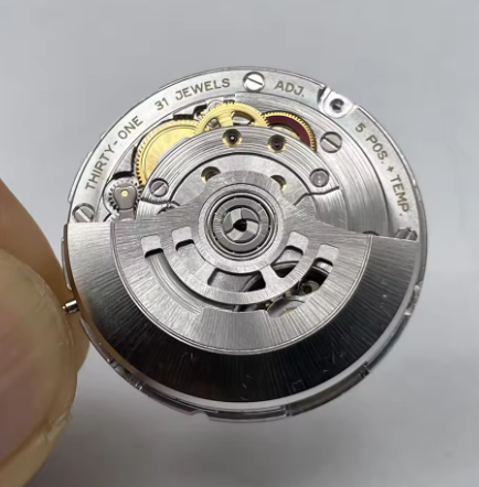 ساعة GMT جديدة للرجال بقطر 40  - مراجعة Luxury Watch Omega وسعره