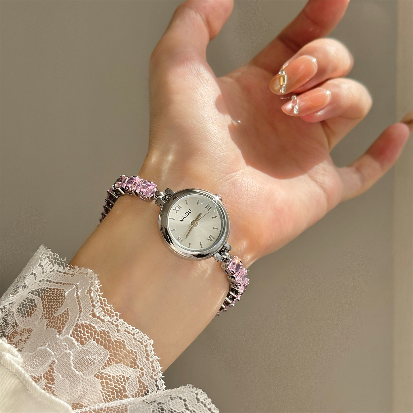 ساعة سوار مرصعة بالألماس على ا - مراجعة Luxury Watch Level وسعره