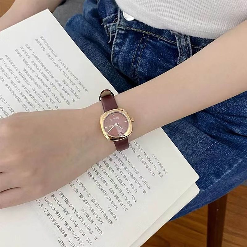 ساعة يد عصرية ذات مظهر راقٍ، ب - مراجعة Luxury Watch Level وسعره